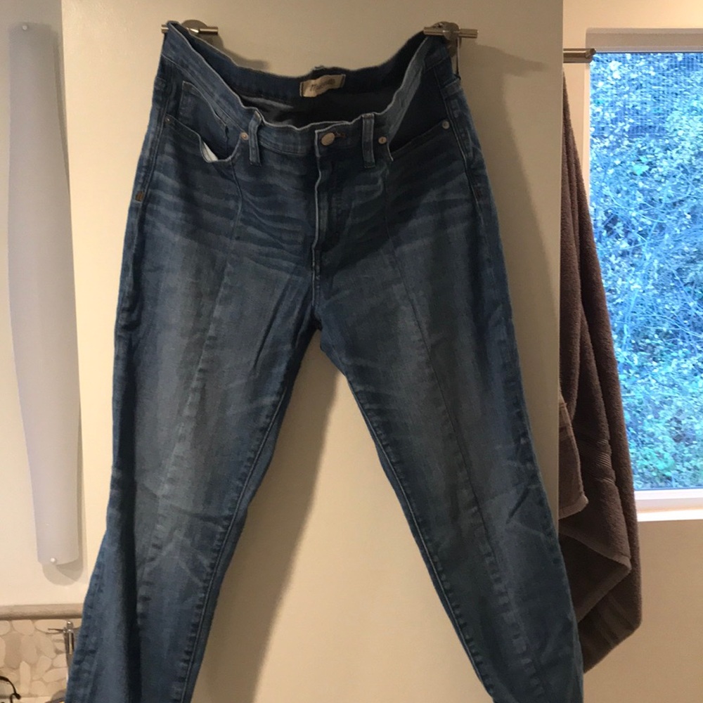 Super cute skinny Madewell. Have seam in front.
